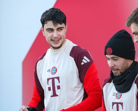 Aleksandar Pavlovic (FC Bayern Muenchen, 45) und Raphael Guerreiro (FC Bayern Muenchen, 22) kommen aus der Kabine, auf dem Weg zum Trainingsplatz, GER, Abschlusstraining, FC Bayern Muenchen, Fussball, UEFA Champions League, 7. Spieltag, Saison 2024 2025, 21.01.2025, GER, Abschlusstraining, FC Bayern Muenchen, Fussball, UEFA Champions League, 7. Spieltag, Saison 2024 2025, 21.01.2025 Muenchen Copyright: xEibner-Pressefoto JennixMaulx EP_JML
