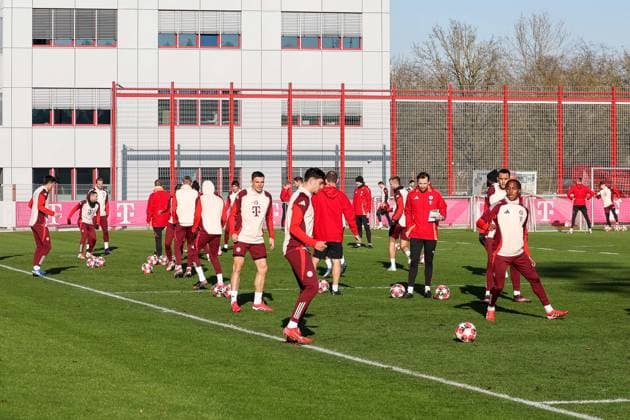 Spieler beim Training, Joao Palhinha (FC Bayern Muenchen, 16) mit Aleksandar Pavlovic (FC Bayern Muenchen, 45) und Mathys Tel (FC Bayern Muenchen, 39), GER, Abschlusstraining, FC Bayern Muenchen, Fussball, UEFA Champions League, 7. Spieltag, Saison 2024 2025, 21.01.2025, GER, Abschlusstraining, FC Bayern Muenchen, Fussball, UEFA Champions League, 7. Spieltag, Saison 2024 2025, 21.01.2025 Muenchen Copyright: xEibner-Pressefoto JennixMaulx EP_JML