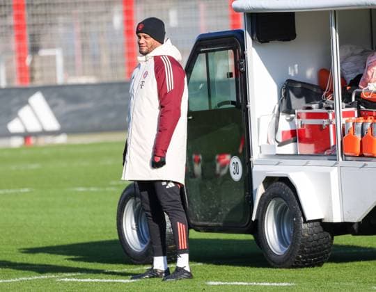 Vincent Kompany (FC Bayern Muenchen, Cheftrainer) beim Training, GER, Abschlusstraining, FC Bayern Muenchen, Fussball, UEFA Champions League, 7. Spieltag, Saison 2024 2025, 21.01.2025, GER, Abschlusstraining, FC Bayern Muenchen, Fussball, UEFA Champions League, 7. Spieltag, Saison 2024 2025, 21.01.2025 Muenchen Copyright: xEibner-Pressefoto JennixMaulx EP_JML