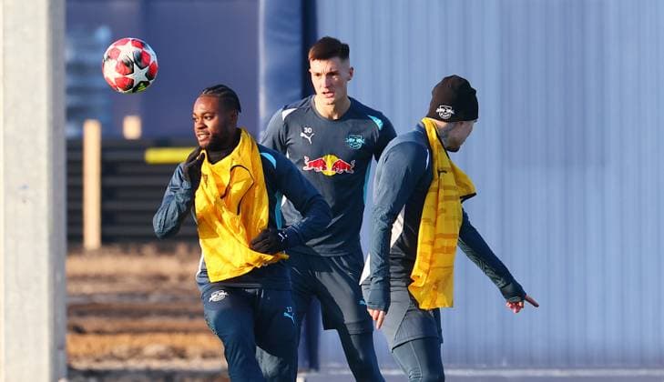 Leipzig, 21.01.2025, RBL Trainingszentrum, UEFA Champions League , RB LEIPZIG Training vor dem morgigen Spiel vs. Sporting Lissabon , Im Bild v.l.: Ridle Baku (17, RB Leipzig), Benjamin Sesko (30, RB Leipzig) und David Raum (22, RB Leipzig) , Nur zur redaktionellen Nutzung. Only editorial use. ,