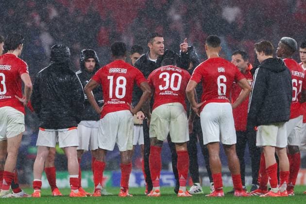 Portugal, Estadio do SL Benfica Lisbon 21. January 2025 Uefa Champions League phase 2024 25 Matchday 7, S.L.Benfica - FC Barcelona, Barca v.l., Trainer Head Coach Bruno Lage (S.L.Benfica) spricht zur Mannschaft nach Spielende, enttaeuscht, enttaeuscht schauend, dissapointed, traurig, frustiert, frust, gefrustet, gibt Anweisungen, gestikuliert, mit den Armen gestikulieren gives instructions, gesticulate. Copyright: JoaquimxFerreira