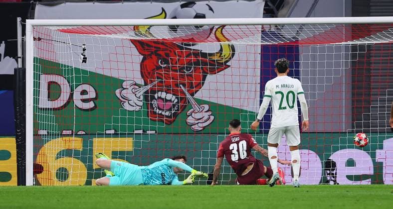 RB Leipzig - Sporting Lissabon Champions League Leipzig, 22.01.2025, Red Bull Arena, Fußball, UEFA Champions League, Spieltag 7 , RB Leipzig vs. Sporting CP Lissabon , Tor für Leipzig zum 1:0. Im Bild: Torschütze Benjamin Sesko (30, RB Leipzig) trifft gegen Torwart Franco Israel (1, Sporting) , Nur zur redaktionellen Nutzung. Only editorial use. , UEFA regulations prohibit any use of photographs as image sequences and or quasi-video. ,