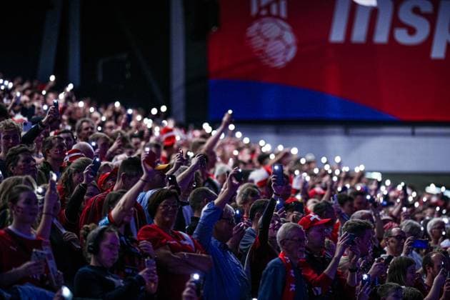 Fans halten Smartphones mit Lichter hoch DEN, Daenemark vs. Deutschland, Handball, IHF Weltmeisterschaft 2025, Hauptgruppe 1, Spieltag 1, 21.01.2025 DEN, Daenemark vs. Deutschland, Handball, IHF Weltmeisterschaft 2025, Hauptgruppe 1, Spieltag 1, 21.01.2025 Herning Copyright: xEibner-Pressefoto MarcelxvonxFehrnx EP_MFN