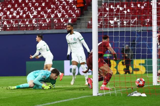 RB Leipzig - Sporting Lissabon Champions League Leipzig, 22.01.2025, Red Bull Arena, Fussball, Männer, Saison 2024 2025, UEFA Champions League, 7. Spieltag , RB Leipzig - Sporting Lissabon , Im Bild: Tor für RB Leipzig, Benjamin Sesko (30, RB Leipzig) trifft zum 1:0 gegen Torwart Franco Israel (1, Sporting) ,