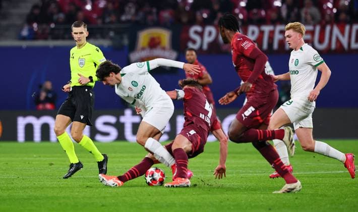 RB Leipzig - Sporting Lissabon Champions League Leipzig, 22.01.2025, Red Bull Arena, Fußball, UEFA Champions League, Spieltag 7 , RB Leipzig vs. Sporting CP Lissabon , Im Bild v.l.: Trincao (17, Sporting) wird vor Willi Orban (4, RB Leipzig) attackiert , Nur zur redaktionellen Nutzung. Only editorial use. , UEFA regulations prohibit any use of photographs as image sequences and or quasi-video. ,