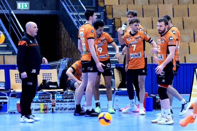 DEU, DVV, 1.VBL, BR Volleys vs. VC Olympia Berlin, 22.01.2025, Sportforum, Berlin, DEU, DVV, 1.VBL, BR Volleys vs. VC Olympia Berlin, im Bild Trainer Joel Banks (BR Volleys), BR Volleys-Spielerkreis Foto: Juergen Engler nordphoto GmbH