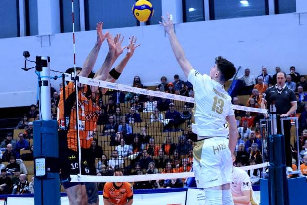 DEU, DVV, 1.VBL, BR Volleys vs. VC Olympia Berlin, 22.01.2025, Sportforum, Berlin, DEU, DVV, 1.VBL, BR Volleys vs. VC Olympia Berlin, im Bild Daniel Malescha (BR Volleys 10), Neheimjah Mote (BR Volleys 5), Schmiedeke, Kilian (VC Olympia Berlin 13) Foto: Juergen Engler nordphoto GmbH