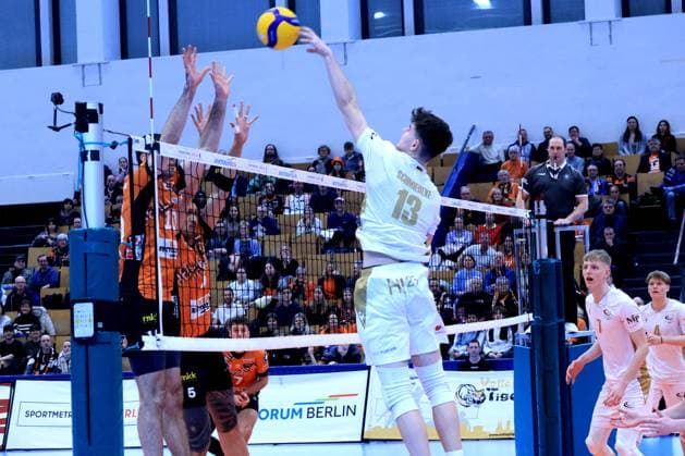 DEU, DVV, 1.VBL, BR Volleys vs. VC Olympia Berlin, 22.01.2025, Sportforum, Berlin, DEU, DVV, 1.VBL, BR Volleys vs. VC Olympia Berlin, im Bild Daniel Malescha (BR Volleys 10), Neheimjah Mote (BR Volleys 5), Schmiedeke, Kilian (VC Olympia Berlin 13) Foto: Juergen Engler nordphoto GmbH