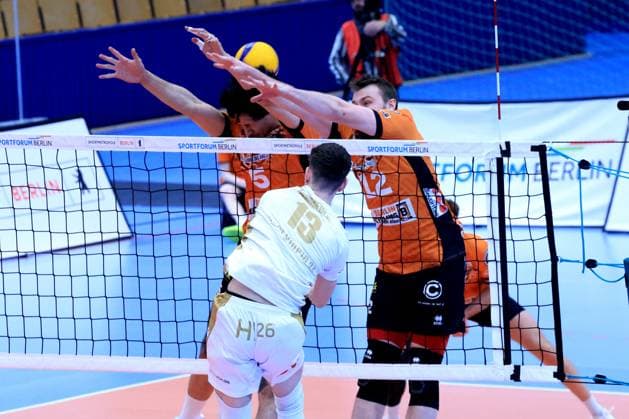 DEU, DVV, 1.VBL, BR Volleys vs. VC Olympia Berlin, 22.01.2025, Sportforum, Berlin, DEU, DVV, 1.VBL, BR Volleys vs. VC Olympia Berlin, im Bild Neheimjah Mote (BR Volleys 5), Jan Fornal (BR Volleys 12), Schmiedeke, Kilian (VC Olympia Berlin 13) Foto: Juergen Engler nordphoto GmbH