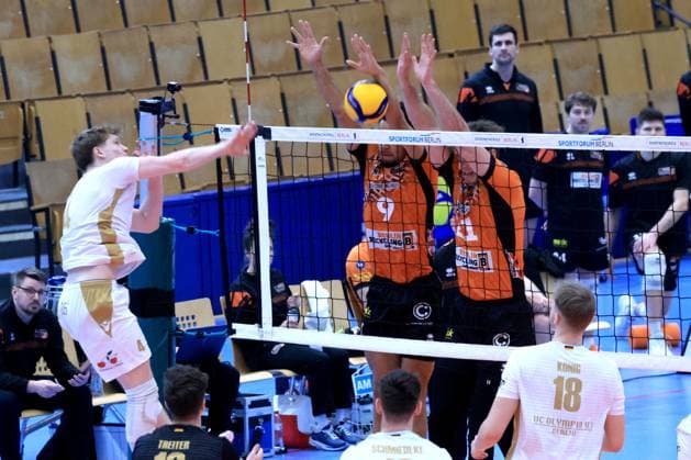 DEU, DVV, 1.VBL, BR Volleys vs. VC Olympia Berlin, 22.01.2025, Sportforum, Berlin, DEU, DVV, 1.VBL, BR Volleys vs. VC Olympia Berlin, im Bild Djifa Amedegnato (BR Volleys 9), Tobias Krick (BR Volleys 21), Borchert, Tom (VC Olympia Berlin 4) Foto: Juergen Engler nordphoto GmbH