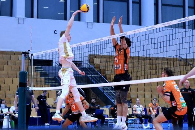 DEU, DVV, 1.VBL, BR Volleys vs. VC Olympia Berlin, 22.01.2025, Sportforum, Berlin, DEU, DVV, 1.VBL, BR Volleys vs. VC Olympia Berlin, im Bild Neheimjah Mote (BR Volleys 5), Kirsch, Benjamin (VC Olympia Berlin 7) Foto: Juergen Engler nordphoto GmbH