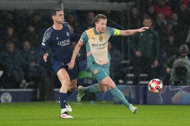 Kevin De Bruyne of Manchester City holds off Fabian Ruiz of PSG Paris Saint-Germain v Manchester City, UEFA Champions League, Group Stage, Football, Parc des Princes, Paris, France - 22 Jan 2025 EDITORIAL USE ONLY No use with unauthorised audio, video, data, fixture lists, club league logos or live services. Online in-match use limited to 120 images, no video emulation. No use in betting, games or single club league player publications. Copyright: xDavexWinter Shutterstockx 15108890er