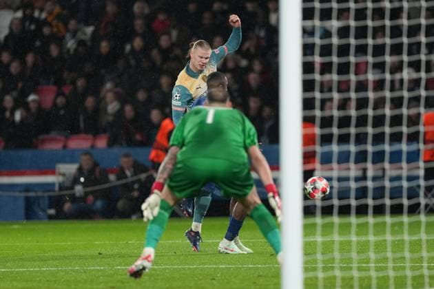 Erling Haaland of Manchester City has his shot blocked by Willian Pacho of PSG Paris Saint-Germain v Manchester City, UEFA Champions League, Group Stage, Football, Parc des Princes, Paris, France - 22 Jan 2025 EDITORIAL USE ONLY No use with unauthorised audio, video, data, fixture lists, club league logos or live services. Online in-match use limited to 120 images, no video emulation. No use in betting, games or single club league player publications. Copyright: xDavexWinter Shutterstockx 15108890if