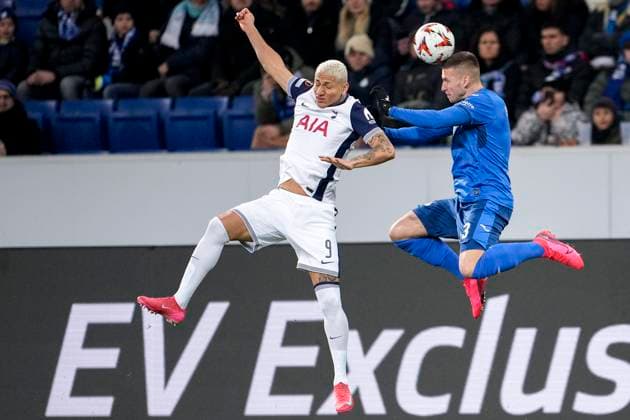 Sport Bilder des Tages v.li.: Richarlison de Andrade (Tottenham, 9), Pavel Kaderabek (Hoffenheim, 3), beim Kopfball, Kopfballduell, Spielszene, Zweikampf in der Luft, Aktion, Action, 23.01.2025, Sinsheim (Deutschland), Fussball, UEFA Europa League, Gruppenphase, TSG 1899 Hoffenheim - Tottenham Hotspur, EVENT REGULATIONS PROHIBIT ANY USE OF PHOTOGRAPHS AS IMAGE SEQUENCES AND OR QUASI-VIDEO.