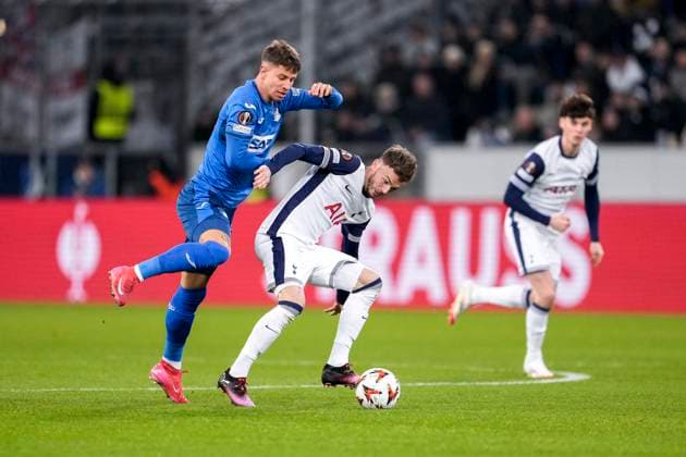 v.li.: Adam Hlozek (Hoffenheim, 23), James Maddison (Tottenham, 10), Zweikampf, Spielszene, Duell, duel, tackle, tackling, Dynamik, Action, Aktion, 23.01.2025, Sinsheim (Deutschland), Fussball, UEFA Europa League, Gruppenphase, TSG 1899 Hoffenheim - Tottenham Hotspur, EVENT REGULATIONS PROHIBIT ANY USE OF PHOTOGRAPHS AS IMAGE SEQUENCES AND OR QUASI-VIDEO.
