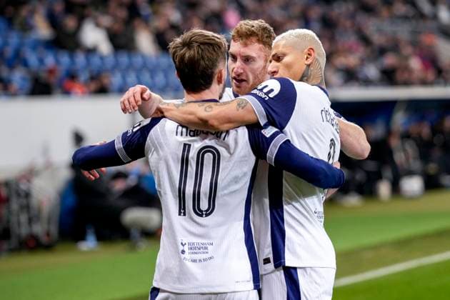 v.li.: James Maddison (Tottenham, 10), Dejan Kulusevski (Tottenham, 21), Richarlison de Andrade (Tottenham, 9), Spieler von Tottenham Hotspur, jubeln über das Tor zum 0:1, Jubel, Torjubel, Torerfolg, celebrate the goal, goal, celebration, jubelt ueber das Tor, Freuen, Freude, freut sich, optimistisch, positiv, Spielszene, Highlight, Action, Aktion, 23.01.2025, Sinsheim (Deutschland), Fussball, UEFA Europa League, Gruppenphase, TSG 1899 Hoffenheim - Tottenham Hotspur, EVENT REGULATIONS PROHIBIT ANY USE OF PHOTOGRAPHS AS IMAGE SEQUENCES AND OR QUASI-VIDEO.