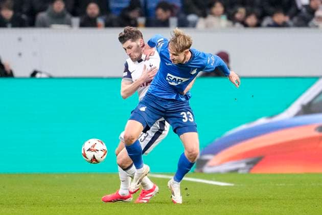 v.li.: Ben Davies (Tottenham, 33), Max Moerstedt (Hoffenheim, 33), Zweikampf, Spielszene, Duell, duel, tackle, tackling, Dynamik, Action, Aktion, 23.01.2025, Sinsheim (Deutschland), Fussball, UEFA Europa League, Gruppenphase, TSG 1899 Hoffenheim - Tottenham Hotspur, EVENT REGULATIONS PROHIBIT ANY USE OF PHOTOGRAPHS AS IMAGE SEQUENCES AND OR QUASI-VIDEO.