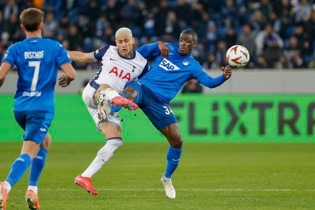 Richarlison (Tottenham Hotspur, 09) und Stanley Nsoki (TSG Hoffenheim, 34) im Zweikampf , Fussball, UEFA Europa League, 7. Spieltag, 2024 2025, TSG Hoffenheim vs. Tottenham Hotspur, 23.01.2025, Rhein-Neckar-Arena, Sinsheim, Deutschland Sinsheim Rhein-Neckar-Arena Baden-Württemberg Deutschland Copyright: xGrantxHubbsx