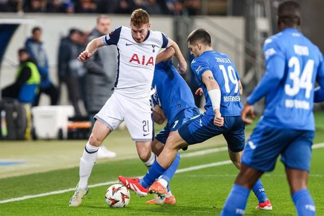 Kulusevski Dejan (Tottenham Hotspur 21) vs David Jurasek (TSG 1899 Hoffenheim, 19), Tom Bischof (TSG 1899 Hoffenheim, 07) GER, TSG 1899 Hoffenheim vs Tottenham Hotspur, Fussball, UEFA Europa League, 7. Spieltag, Saison 2024 2025, 23.01.2025 DFL REGULATIONS PROHIBIT ANY USE OF PHOTOGRAPHS AS IMAGE SEQUENCES AND OR QUASI-VIDEO GER, TSG 1899 Hoffenheim vs Tottenham Hotspur, Fussball, UEFA Europa League, 7. Spieltag, Saison 2024 2025, 23.01.2025 Sinsheim Copyright: xEibner-Pressefoto RogerxBuerkex EP_RBE