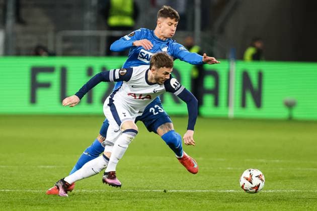 Maddison James (Tottenham Hotspur 10) vs Adam Hlozek (TSG 1899 Hoffenheim, 23) GER, TSG 1899 Hoffenheim vs Tottenham Hotspur, Fussball, UEFA Europa League, 7. Spieltag, Saison 2024 2025, 23.01.2025 DFL REGULATIONS PROHIBIT ANY USE OF PHOTOGRAPHS AS IMAGE SEQUENCES AND OR QUASI-VIDEO GER, TSG 1899 Hoffenheim vs Tottenham Hotspur, Fussball, UEFA Europa League, 7. Spieltag, Saison 2024 2025, 23.01.2025 Sinsheim Copyright: xEibner-Pressefoto RogerxBuerkex EP_RBE