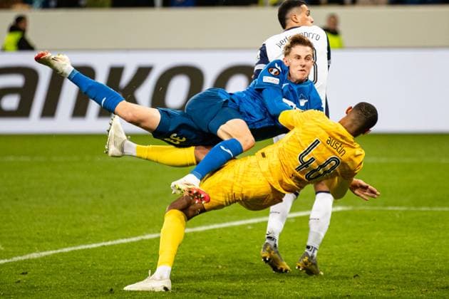 Max Moerstedt (TSG 1899 Hoffenheim, 33) und Johnson Brennan (Tottenham Hotspur 22) prallen aufeinander. GER, TSG 1899 Hoffenheim vs Tottenham Hotspur, Fussball, UEFA Europa League, 7. Spieltag, Saison 2024 2025, 23.01.2025 DFL REGULATIONS PROHIBIT ANY USE OF PHOTOGRAPHS AS IMAGE SEQUENCES AND OR QUASI-VIDEO GER, TSG 1899 Hoffenheim vs Tottenham Hotspur, Fussball, UEFA Europa League, 7. Spieltag, Saison 2024 2025, 23.01.2025 Sinsheim Copyright: xEibner-Pressefoto RogerxBuerkex EP_RBE