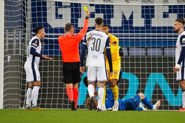 Brandon Austin (Tottenham Hotspur, 40) bekommt die gelbe Karte von Schiedsrichter Morten Krogh (DEN) , Fussball, UEFA Europa League, 7. Spieltag, 2024 2025, TSG Hoffenheim vs. Tottenham Hotspur, 23.01.2025, Rhein-Neckar-Arena, Sinsheim, Deutschland Sinsheim Rhein-Neckar-Arena Baden-Württemberg Deutschland Copyright: xGrantxHubbsx