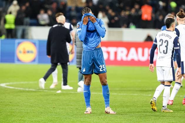 Endstand 2:3, Tottenham besiegt TSG Hoffenheim. Enttaeuschte Hoffenheimer Kevin Akpoguma (TSG 1899 Hoffenheim, 25), GER, TSG 1899 Hoffenheim vs Tottenham Hotspur, Fussball, UEFA Europa League, 7. Spieltag, Saison 2024 2025, 23.01.2025 DFL REGULATIONS PROHIBIT ANY USE OF PHOTOGRAPHS AS IMAGE SEQUENCES AND OR QUASI-VIDEO GER, TSG 1899 Hoffenheim vs Tottenham Hotspur, Fussball, UEFA Europa League, 7. Spieltag, Saison 2024 2025, 23.01.2025 Sinsheim Copyright: xEibner-Pressefoto RogerxBuerkex EP_RBE