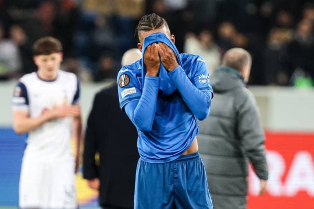 Sport Bilder des Tages Endstand 2:3, Tottenham besiegt TSG Hoffenheim. Enttaeuschte Hoffenheimer Kevin Akpoguma (TSG 1899 Hoffenheim, 25) mit seinem Trikot vor dem Gesicht GER, TSG 1899 Hoffenheim vs Tottenham Hotspur, Fussball, UEFA Europa League, 7. Spieltag, Saison 2024 2025, 23.01.2025 DFL REGULATIONS PROHIBIT ANY USE OF PHOTOGRAPHS AS IMAGE SEQUENCES AND OR QUASI-VIDEO GER, TSG 1899 Hoffenheim vs Tottenham Hotspur, Fussball, UEFA Europa League, 7. Spieltag, Saison 2024 2025, 23.01.2025 Sinsheim Copyright: xEibner-Pressefoto RogerxBuerkex EP_RBE