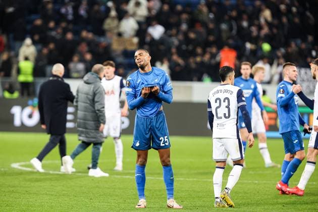 Endstand 2:3, Tottenham besiegt TSG Hoffenheim. Enttaeuschte Hoffenheimer Kevin Akpoguma (TSG 1899 Hoffenheim, 25), Davies Ben (Tottenham Hotspur 33) GER, TSG 1899 Hoffenheim vs Tottenham Hotspur, Fussball, UEFA Europa League, 7. Spieltag, Saison 2024 2025, 23.01.2025 DFL REGULATIONS PROHIBIT ANY USE OF PHOTOGRAPHS AS IMAGE SEQUENCES AND OR QUASI-VIDEO GER, TSG 1899 Hoffenheim vs Tottenham Hotspur, Fussball, UEFA Europa League, 7. Spieltag, Saison 2024 2025, 23.01.2025 Sinsheim Copyright: xEibner-Pressefoto RogerxBuerkex EP_RBE