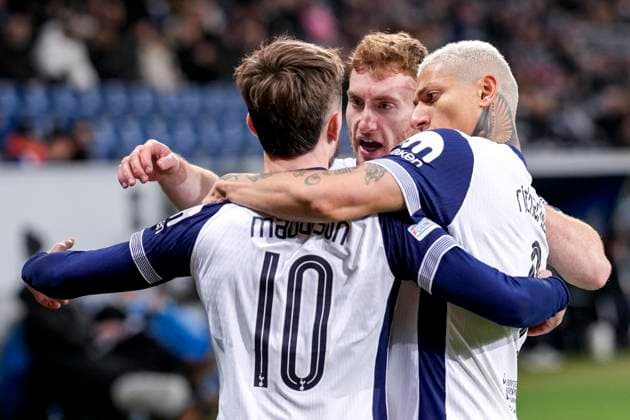 v.li.: James Maddison (Tottenham, 10), Dejan Kulusevski (Tottenham, 21), Richarlison de Andrade (Tottenham, 9), Spieler von Tottenham Hotspur, jubeln über das Tor zum 0:1, Jubel, Torjubel, Torerfolg, celebrate the goal, goal, celebration, jubelt ueber das Tor, Freuen, Freude, freut sich, optimistisch, positiv, Spielszene, Highlight, Action, Aktion, 23.01.2025, Sinsheim (Deutschland), Fussball, UEFA Europa League, Gruppenphase, TSG 1899 Hoffenheim - Tottenham Hotspur, EVENT REGULATIONS PROHIBIT ANY USE OF PHOTOGRAPHS AS IMAGE SEQUENCES AND OR QUASI-VIDEO.