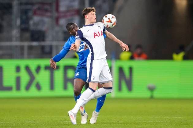v.li.: Stanley Pierre Nsoki (N Soki, Hoffenheim, 34), William Lankshear (Tottenham, 42), Zweikampf, Spielszene, Duell, duel, tackle, tackling, Dynamik, Action, Aktion, 23.01.2025, Sinsheim (Deutschland), Fussball, UEFA Europa League, Gruppenphase, TSG 1899 Hoffenheim - Tottenham Hotspur, EVENT REGULATIONS PROHIBIT ANY USE OF PHOTOGRAPHS AS IMAGE SEQUENCES AND OR QUASI-VIDEO.
