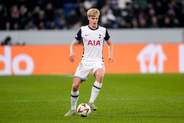 Lucas Bergvall (Tottenham, 15), am Ball, Freisteller, Ganzkörper, Einzelbild, Einzelfoto, Aktion, Action, 23.01.2025, Sinsheim (Deutschland), Fussball, UEFA Europa League, Gruppenphase, TSG 1899 Hoffenheim - Tottenham Hotspur, DFB DFL REGULATIONS PROHIBIT ANY USE OF PHOTOGRAPHS AS IMAGE SEQUENCES AND OR QUASI-VIDEO.