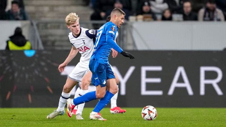 v.li.: Lucas Bergvall (Tottenham, 15), Andrej Kramaric (Hoffenheim, 27), Zweikampf, Spielszene, Duell, duel, tackle, tackling, Dynamik, Action, Aktion, 23.01.2025, Sinsheim (Deutschland), Fussball, UEFA Europa League, Gruppenphase, TSG 1899 Hoffenheim - Tottenham Hotspur, DFB DFL REGULATIONS PROHIBIT ANY USE OF PHOTOGRAPHS AS IMAGE SEQUENCES AND OR QUASI-VIDEO.