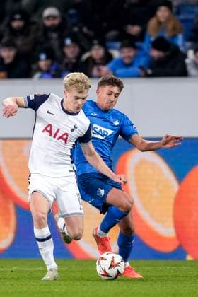 v.li.: Lucas Bergvall (Tottenham, 15), Tom Bischof (Hoffenheim, 7), Zweikampf, Spielszene, Duell, duel, tackle, tackling, Dynamik, Action, Aktion, 23.01.2025, Sinsheim (Deutschland), Fussball, UEFA Europa League, Gruppenphase, TSG 1899 Hoffenheim - Tottenham Hotspur, DFB DFL REGULATIONS PROHIBIT ANY USE OF PHOTOGRAPHS AS IMAGE SEQUENCES AND OR QUASI-VIDEO.