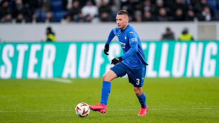 Pavel Kaderabek (Hoffenheim, 3), am Ball, Freisteller, Ganzkörper, Einzelbild, Einzelfoto, Aktion, Action, 23.01.2025, Sinsheim (Deutschland), Fussball, UEFA Europa League, Gruppenphase, TSG 1899 Hoffenheim - Tottenham Hotspur, DFB DFL REGULATIONS PROHIBIT ANY USE OF PHOTOGRAPHS AS IMAGE SEQUENCES AND OR QUASI-VIDEO.
