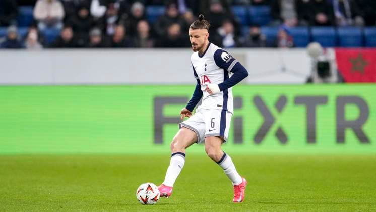 Radu Dragusin (Tottenham, 6), am Ball, Freisteller, Ganzkörper, Einzelbild, Einzelfoto, Aktion, Action, 23.01.2025, Sinsheim (Deutschland), Fussball, UEFA Europa League, Gruppenphase, TSG 1899 Hoffenheim - Tottenham Hotspur, DFB DFL REGULATIONS PROHIBIT ANY USE OF PHOTOGRAPHS AS IMAGE SEQUENCES AND OR QUASI-VIDEO.