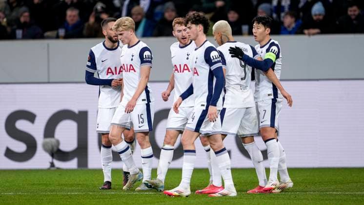 Spieler von Tottenham Hotspur, jubeln über das Tor zum 0:2, Jubel, Torjubel, Torerfolg, celebrate the goal, goal, celebration, jubelt ueber das Tor, Freuen, Freude, freut sich, optimistisch, positiv, Spielszene, Highlight, Action, Aktion, 23.01.2025, Sinsheim (Deutschland), Fussball, UEFA Europa League, Gruppenphase, TSG 1899 Hoffenheim - Tottenham Hotspur, DFB DFL REGULATIONS PROHIBIT ANY USE OF PHOTOGRAPHS AS IMAGE SEQUENCES AND OR QUASI-VIDEO.