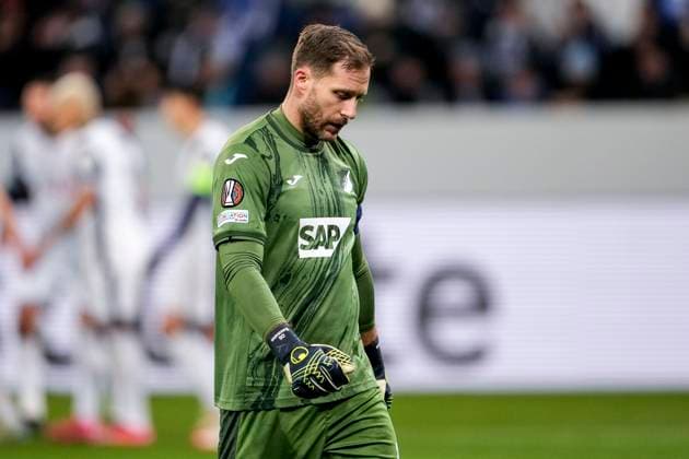 Oliver Baumann (Torwart, Hoffenheim, 1), Spieler der TSG 1899 Hoffenheim, enttäuscht schauend, Enttäuschung, Frustration, disappointed, pessimistisch, nach dem Gegentor zum 0:2, Action, Aktion, Spielszene, 23.01.2025, Sinsheim (Deutschland), Fussball, UEFA Europa League, Gruppenphase, TSG 1899 Hoffenheim - Tottenham Hotspur, DFB DFL REGULATIONS PROHIBIT ANY USE OF PHOTOGRAPHS AS IMAGE SEQUENCES AND OR QUASI-VIDEO.