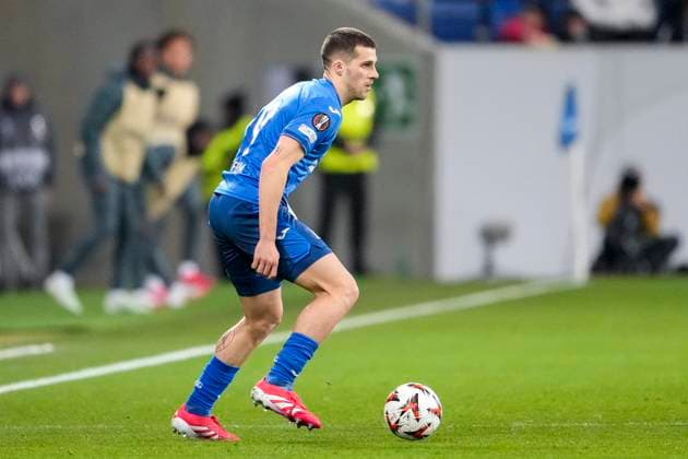 David Jurasek (Hoffenheim, 19), am Ball, Freisteller, Ganzkörper, Einzelbild, Einzelfoto, Aktion, Action, 23.01.2025, Sinsheim (Deutschland), Fussball, UEFA Europa League, Gruppenphase, TSG 1899 Hoffenheim - Tottenham Hotspur, DFB DFL REGULATIONS PROHIBIT ANY USE OF PHOTOGRAPHS AS IMAGE SEQUENCES AND OR QUASI-VIDEO.