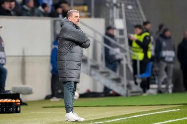 Ange Postecoglou (Angelos, Trainer, Cheftrainer, Tottenham), Freisteller, Ganzkörper, Einzelbild, Einzelfoto, Aktion, Action, am Spielfeldrand, an der Seitenauslinie, 23.01.2025, Sinsheim (Deutschland), Fussball, UEFA Europa League, Gruppenphase, TSG 1899 Hoffenheim - Tottenham Hotspur, DFB DFL REGULATIONS PROHIBIT ANY USE OF PHOTOGRAPHS AS IMAGE SEQUENCES AND OR QUASI-VIDEO.