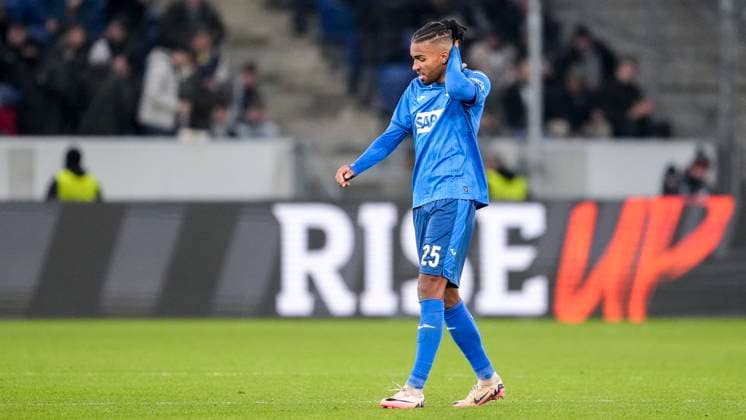 Kevin Akpoguma (Hoffenheim, 25), Spieler der TSG 1899 Hoffenheim, enttäuscht schauend, Enttäuschung, Frustration, disappointed, pessimistisch, Aktion, Action, Spielszene, 23.01.2025, Sinsheim (Deutschland), Fussball, UEFA Europa League, Gruppenphase, TSG 1899 Hoffenheim - Tottenham Hotspur, DFB DFL REGULATIONS PROHIBIT ANY USE OF PHOTOGRAPHS AS IMAGE SEQUENCES AND OR QUASI-VIDEO.
