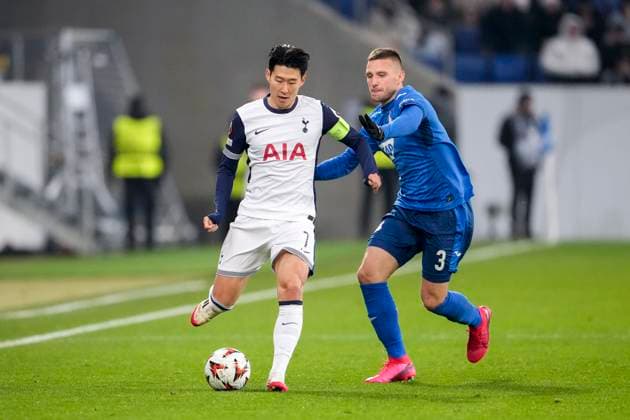 v.li.: Heung-Min Son (Tottenham, 7), Pavel Kaderabek (Hoffenheim, 3), Zweikampf, Spielszene, Duell, duel, tackle, tackling, Dynamik, Action, Aktion, 23.01.2025, Sinsheim (Deutschland), Fussball, UEFA Europa League, Gruppenphase, TSG 1899 Hoffenheim - Tottenham Hotspur, DFB DFL REGULATIONS PROHIBIT ANY USE OF PHOTOGRAPHS AS IMAGE SEQUENCES AND OR QUASI-VIDEO.
