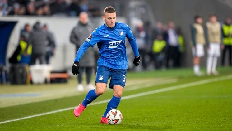Pavel Kaderabek (Hoffenheim, 3), am Ball, Freisteller, Ganzkörper, Einzelbild, Einzelfoto, Aktion, Action, 23.01.2025, Sinsheim (Deutschland), Fussball, UEFA Europa League, Gruppenphase, TSG 1899 Hoffenheim - Tottenham Hotspur, DFB DFL REGULATIONS PROHIBIT ANY USE OF PHOTOGRAPHS AS IMAGE SEQUENCES AND OR QUASI-VIDEO.