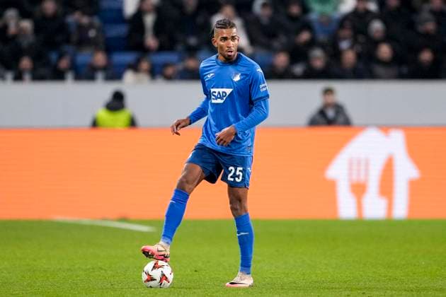 Kevin Akpoguma (Hoffenheim, 25), am Ball, Freisteller, Ganzkörper, Einzelbild, Einzelfoto, Aktion, Action, 23.01.2025, Sinsheim (Deutschland), Fussball, UEFA Europa League, Gruppenphase, TSG 1899 Hoffenheim - Tottenham Hotspur, DFB DFL REGULATIONS PROHIBIT ANY USE OF PHOTOGRAPHS AS IMAGE SEQUENCES AND OR QUASI-VIDEO.
