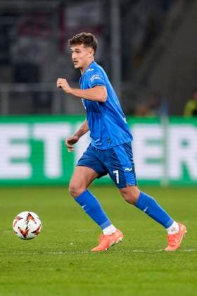 Tom Bischof (Hoffenheim, 7), am Ball, Freisteller, Ganzkörper, Einzelbild, Einzelfoto, Aktion, Action, 23.01.2025, Sinsheim (Deutschland), Fussball, UEFA Europa League, Gruppenphase, TSG 1899 Hoffenheim - Tottenham Hotspur, DFB DFL REGULATIONS PROHIBIT ANY USE OF PHOTOGRAPHS AS IMAGE SEQUENCES AND OR QUASI-VIDEO.
