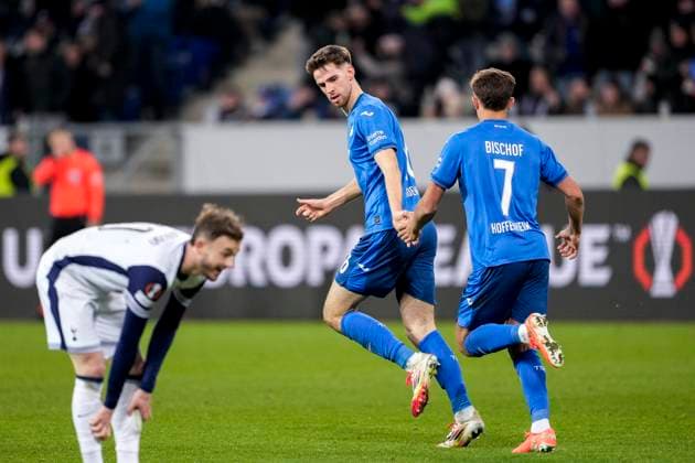 v.li.: Torschütze Anton Stach (Hoffenheim, 16), Tom Bischof (Hoffenheim, 7), Spieler der TSG 1899 Hoffenheim, jubeln über das Tor zum 1:2, Jubel, Torjubel, Torerfolg, celebrate the goal, goal, celebration, jubelt ueber das Tor, Freuen, Freude, freut sich, optimistisch, positiv, Spielszene, Highlight, Action, Aktion, 23.01.2025, Sinsheim (Deutschland), Fussball, UEFA Europa League, Gruppenphase, TSG 1899 Hoffenheim - Tottenham Hotspur, DFB DFL REGULATIONS PROHIBIT ANY USE OF PHOTOGRAPHS AS IMAGE SEQUENCES AND OR QUASI-VIDEO.