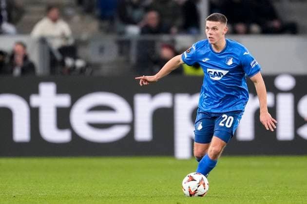 Finn Ole Becker (Hoffenheim, 20), am Ball, Freisteller, Ganzkörper, Einzelbild, Einzelfoto, Aktion, Action, 23.01.2025, Sinsheim (Deutschland), Fussball, UEFA Europa League, Gruppenphase, TSG 1899 Hoffenheim - Tottenham Hotspur, DFB DFL REGULATIONS PROHIBIT ANY USE OF PHOTOGRAPHS AS IMAGE SEQUENCES AND OR QUASI-VIDEO.