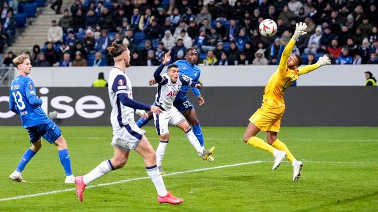 David Mokwa (Hoffenheim, 52) erzielt das Tor zum 2:3, Treffer, Torerfolg, Highlight, Action, Aktion, Spielszene, Kopfball, Kopfballtor, 23.01.2025, Sinsheim (Deutschland), Fussball, UEFA Europa League, Gruppenphase, TSG 1899 Hoffenheim - Tottenham Hotspur, DFB DFL REGULATIONS PROHIBIT ANY USE OF PHOTOGRAPHS AS IMAGE SEQUENCES AND OR QUASI-VIDEO.