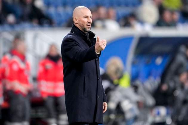 Christian Ilzer (Trainer, Cheftrainer, Hoffenheim), gibt Anweisungen, gestikuliert, mit den Armen gestikulieren, Einzelbild, Einzelfoto, Aktion, Action, 23.01.2025, Sinsheim (Deutschland), Fussball, UEFA Europa League, Gruppenphase, TSG 1899 Hoffenheim - Tottenham Hotspur, DFB DFL REGULATIONS PROHIBIT ANY USE OF PHOTOGRAPHS AS IMAGE SEQUENCES AND OR QUASI-VIDEO.