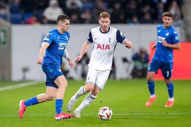 v.li.: David Jurasek (Hoffenheim, 19), Dejan Kulusevski (Tottenham, 21), Zweikampf, Spielszene, Duell, duel, tackle, tackling, Dynamik, Action, Aktion, 23.01.2025, Sinsheim (Deutschland), Fussball, UEFA Europa League, Gruppenphase, TSG 1899 Hoffenheim - Tottenham Hotspur, DFB DFL REGULATIONS PROHIBIT ANY USE OF PHOTOGRAPHS AS IMAGE SEQUENCES AND OR QUASI-VIDEO.